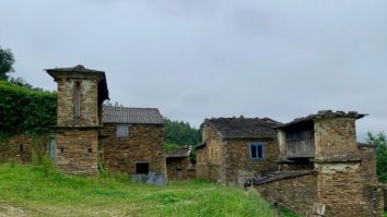 Un sat spaniol se vinde la un preț mai mic decât cel al unui apartament în Barcelona