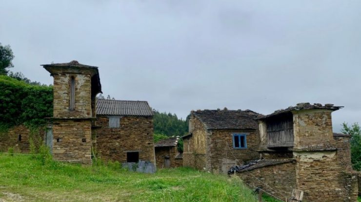 Un sat spaniol se vinde la un preț mai mic decât cel al unui apartament în Barcelona