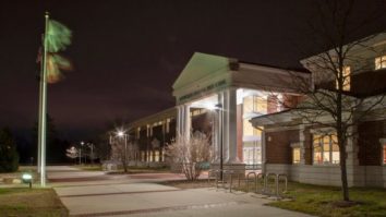 La o școală din Massachusetts, luminile sunt aprinse 24/7 din 2021. Iată de ce