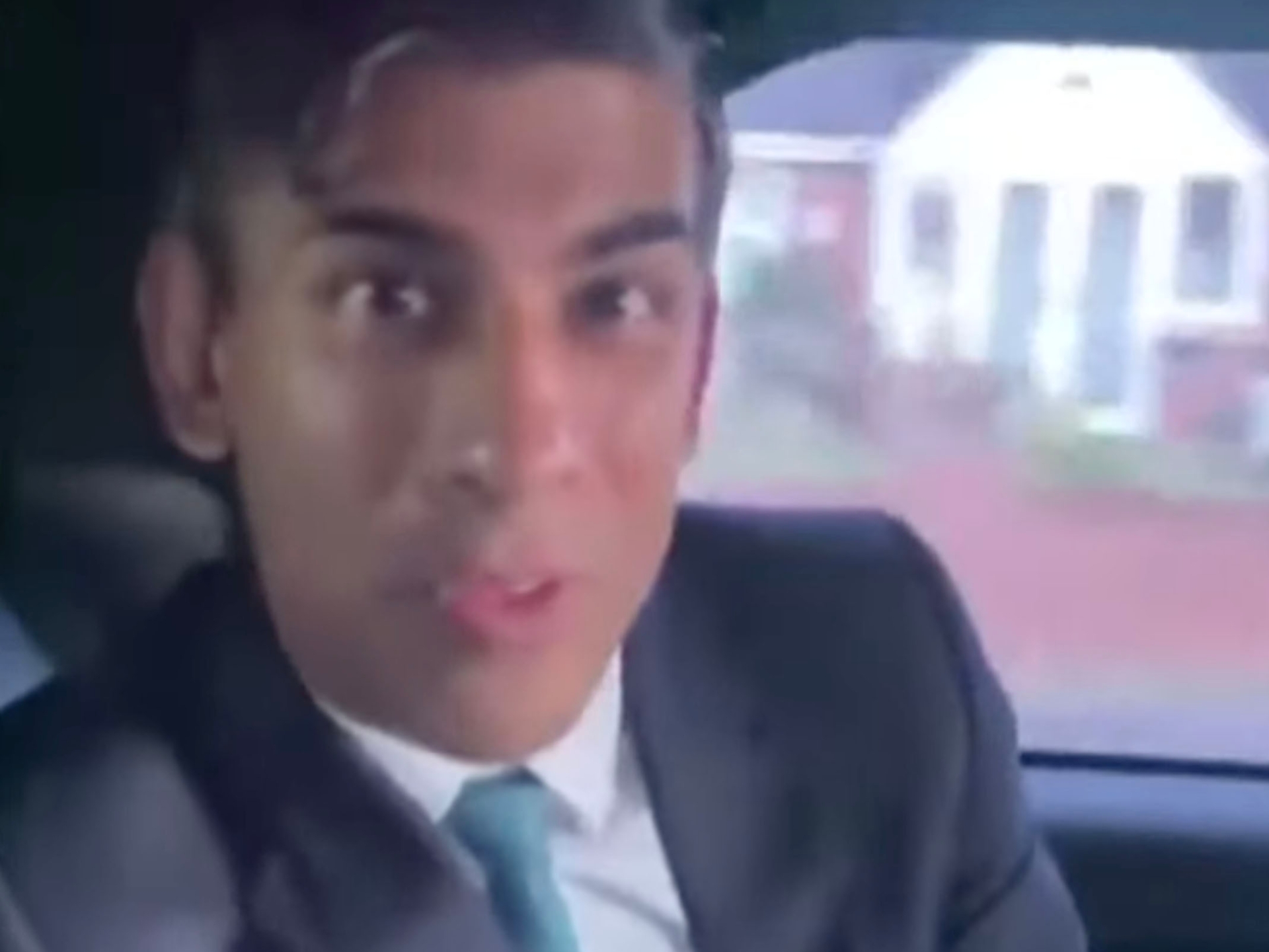 Premierul Sunak își cere scuze pentru că nu și-a pus centura de siguranță în timp ce filma într-o mașină în mișcare