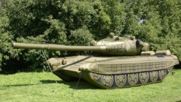 Ucraina spune că Rusia pune tancuri gonflabile pe câmpul de luptă. Momeala nu a funcționat pentru că s-a dezumflat