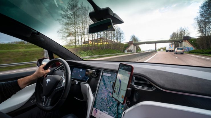 Polițiștii au urmărit o maşină Tesla 15 minute. Şoferul a pornit pilotul automat şi apoi a adormit