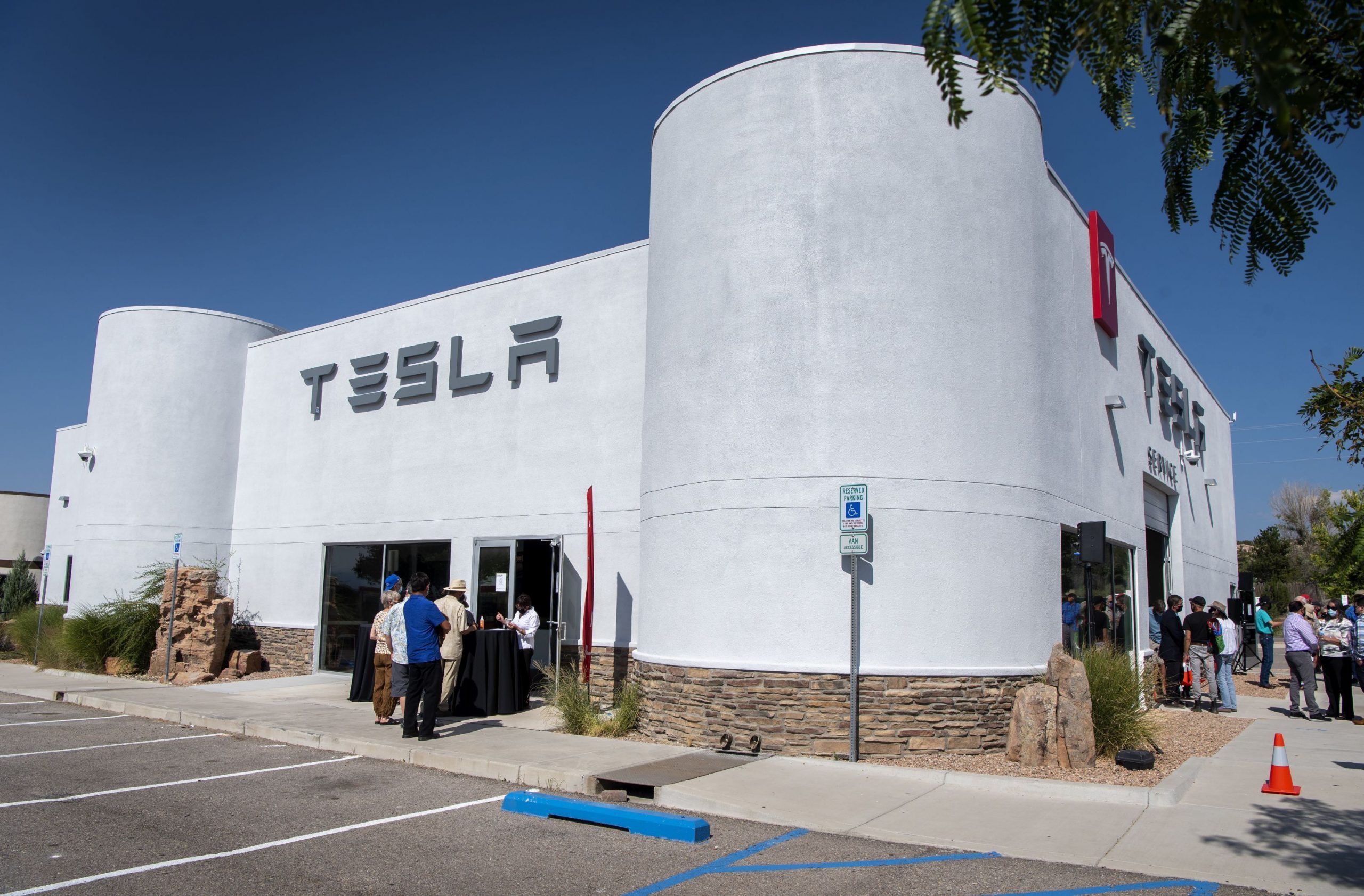 Tesla este tot mai aproape de a fi judecată pentru rasism în SUA