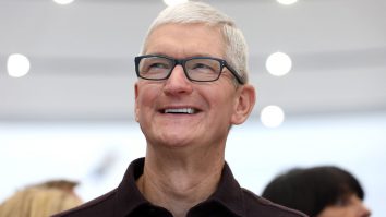 Tim Cook, CEO-ul Apple, își reduce salariul cu 40% – până la 49 de milioane de dolari