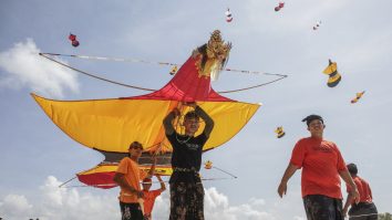 Șase persoane au murit, între care trei copii, după ce le-au fost luate gâturile de sforile unor zmeie la un festival