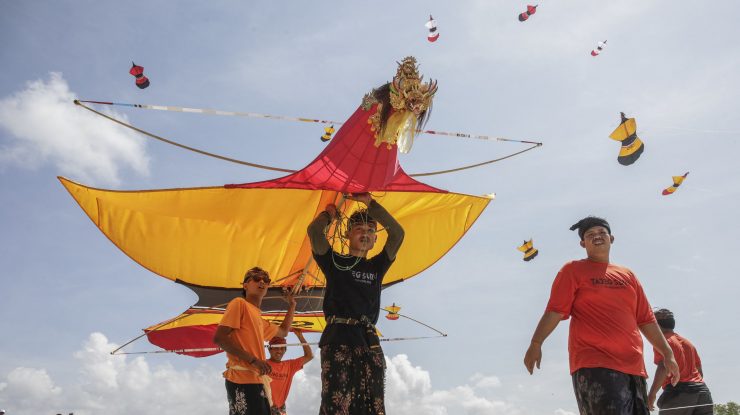 Șase persoane au murit, între care trei copii, după ce le-au fost luate gâturile de sforile unor zmeie la un festival