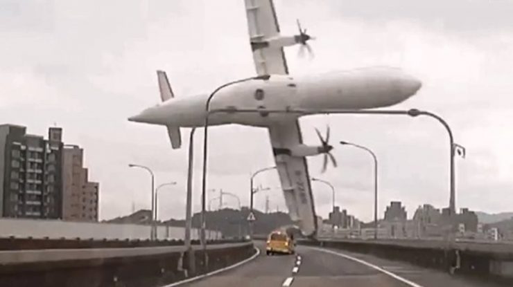 Moment oribil în care un avion "a tăiat taxiul în două"