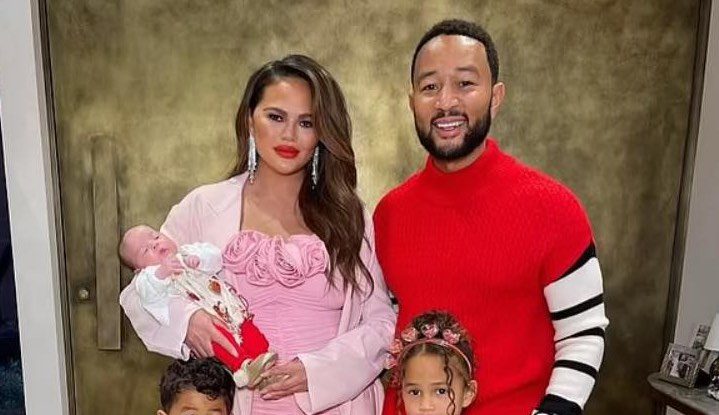 Chrissy Teigen și John Legend au postat o imagine de familie cu cei trei copii