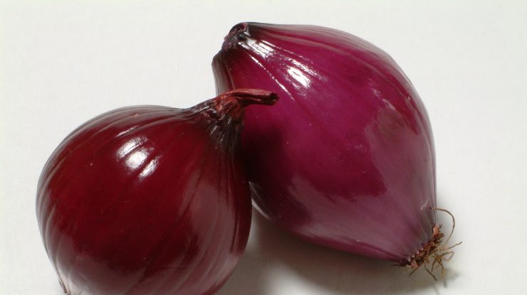 Un utilizator a întrebat pe rețelele de socializare: „De ce i se spune ceapă roșie când este clar violetă?” – Ce răspunsuri a primit