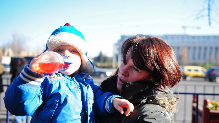 „Bebelușii Coca-Cola”: Ce este acest fenomen care îi îngrijorează pe stomatologi