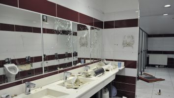 VIDEO. Elevii din Marea Britanie protestează împotriva noilor reguli privind folosirea toaletelor. Refuză să meargă la ore