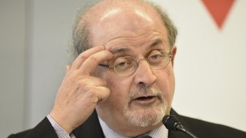 Sir Salman Rushdie vorbește pentru prima dată despre „atacul colosal” căruia i-a fost victimă