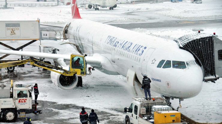 Peste 200 de zboruri anulate la Istanbul din cauza unei furtuni de zăpadă așteptate