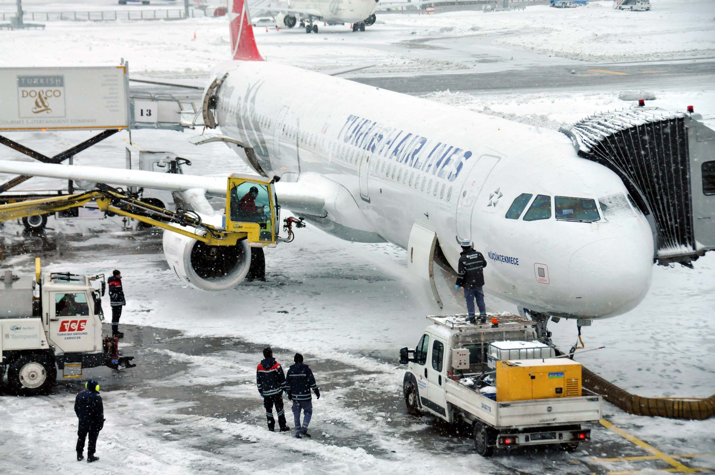 Peste 200 de zboruri anulate la Istanbul din cauza unei furtuni de zăpadă așteptate