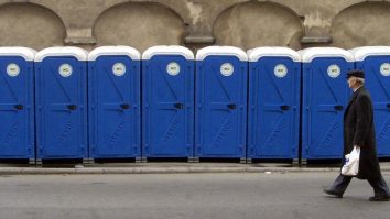 Curiozităţi. Care sunt motivele pentru care ușile toaletelor publice nu ating pământul