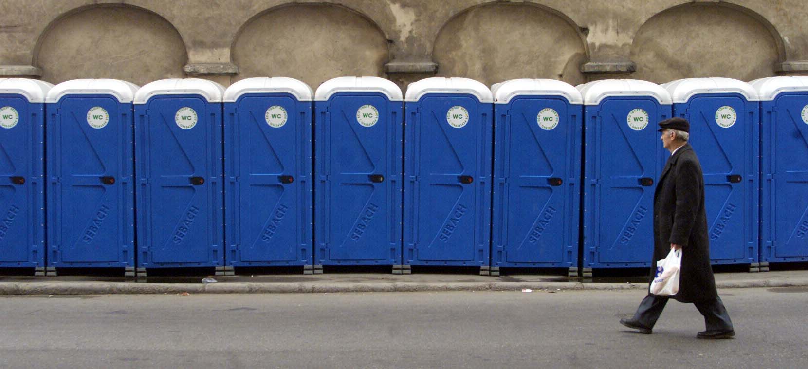 Curiozităţi. Care sunt motivele pentru care ușile toaletelor publice nu ating pământul