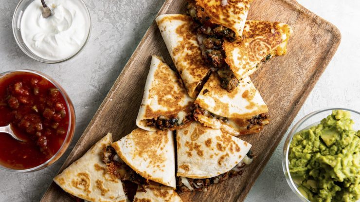 Experții avertizează: Alimente și băuturi populare care „cresc riscul de a muri de cancer” cu până la 30%