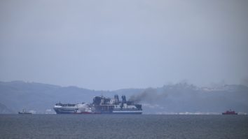 O navă încărcată cu mărfuri periculoase arde în Marea Baltică. Echipajul a fost evacuat