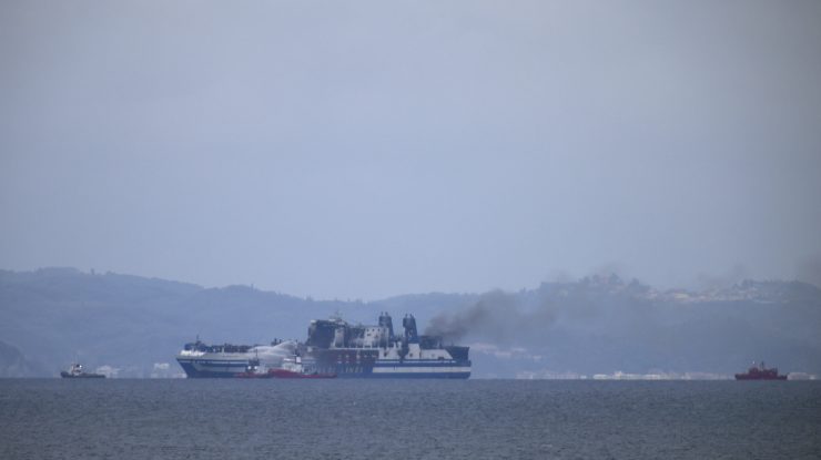 O navă încărcată cu mărfuri periculoase arde în Marea Baltică. Echipajul a fost evacuat