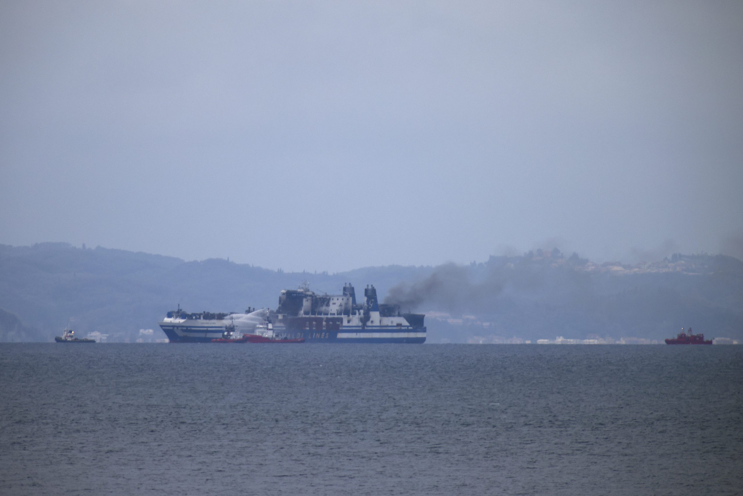 O navă încărcată cu mărfuri periculoase arde în Marea Baltică. Echipajul a fost evacuat