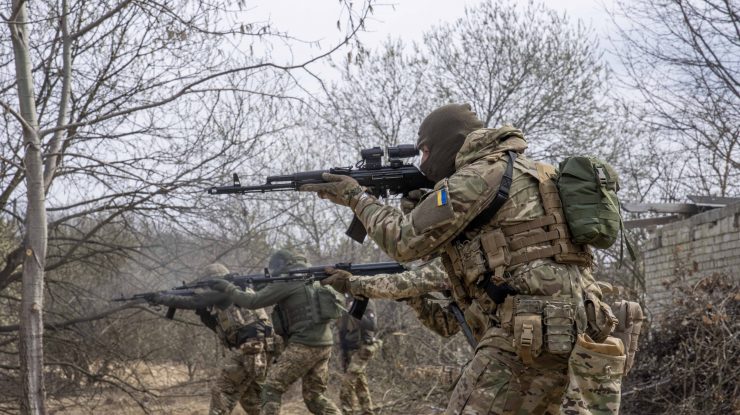Pentagonul ia în considerare trimiterea în Ucraina a mii de arme şi a peste un milion de cartuşe iraniene confiscate de marina americană
