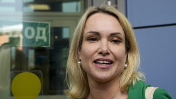 Cum a fugit în Franța jurnalista care a protestat în direct împotriva războiului din Ucraina?