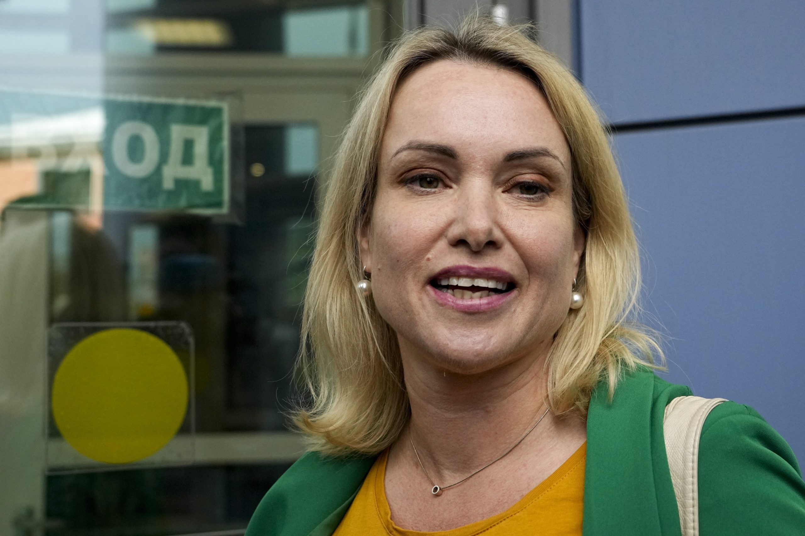 Cum a fugit în Franța jurnalista care a protestat în direct împotriva războiului din Ucraina?