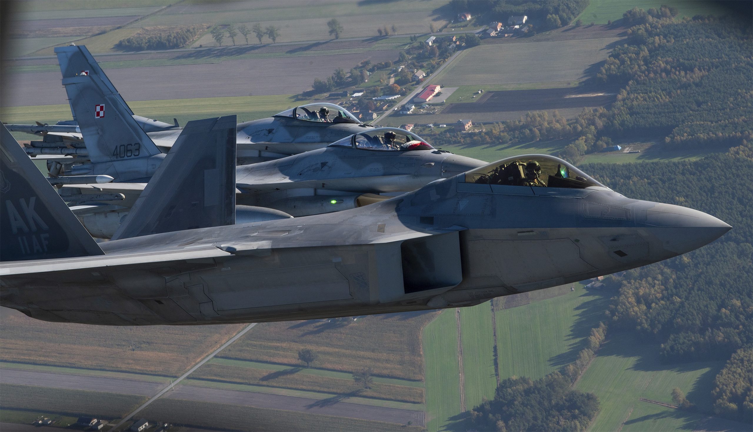 Iranul dezvăluie o bază aeriană subterană cu avioane de vânătoare înarmate cu rachete cu rază lungă de acțiune