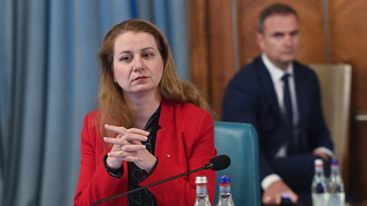 Profesorii cercetați pentru violență fizică sau verbală nu vor mai putea să le predea elevilor în timpul anchetei disciplinare
