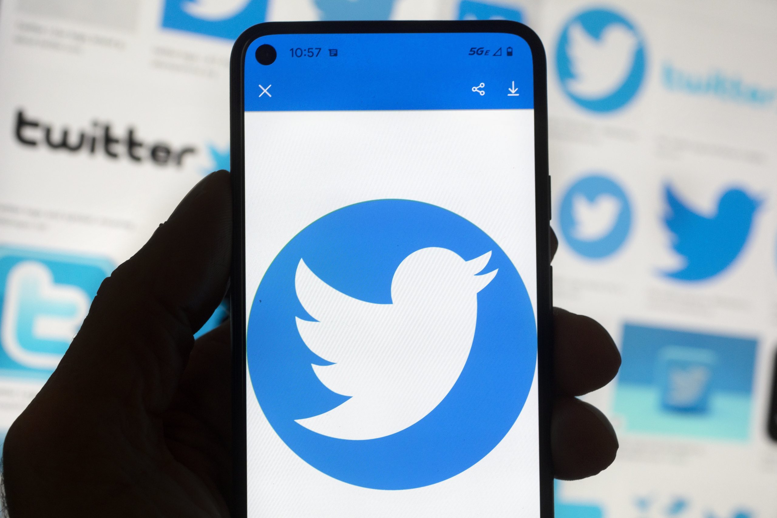 Twitter plănuiește să taxeze companiile cu 1.000 de dolari pe lună pentru a păstra bifele aurii
