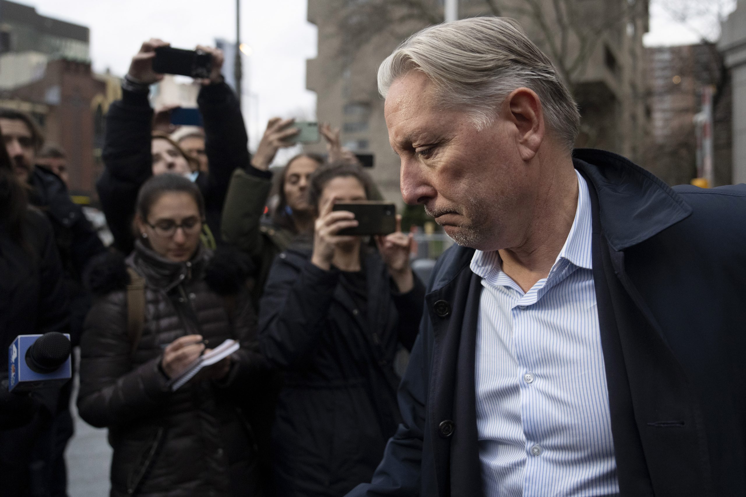 Serviciile secrete britanice l-au surprins pe șeful spionajului FBI întâlnindu-se în secret cu un rus la Londra