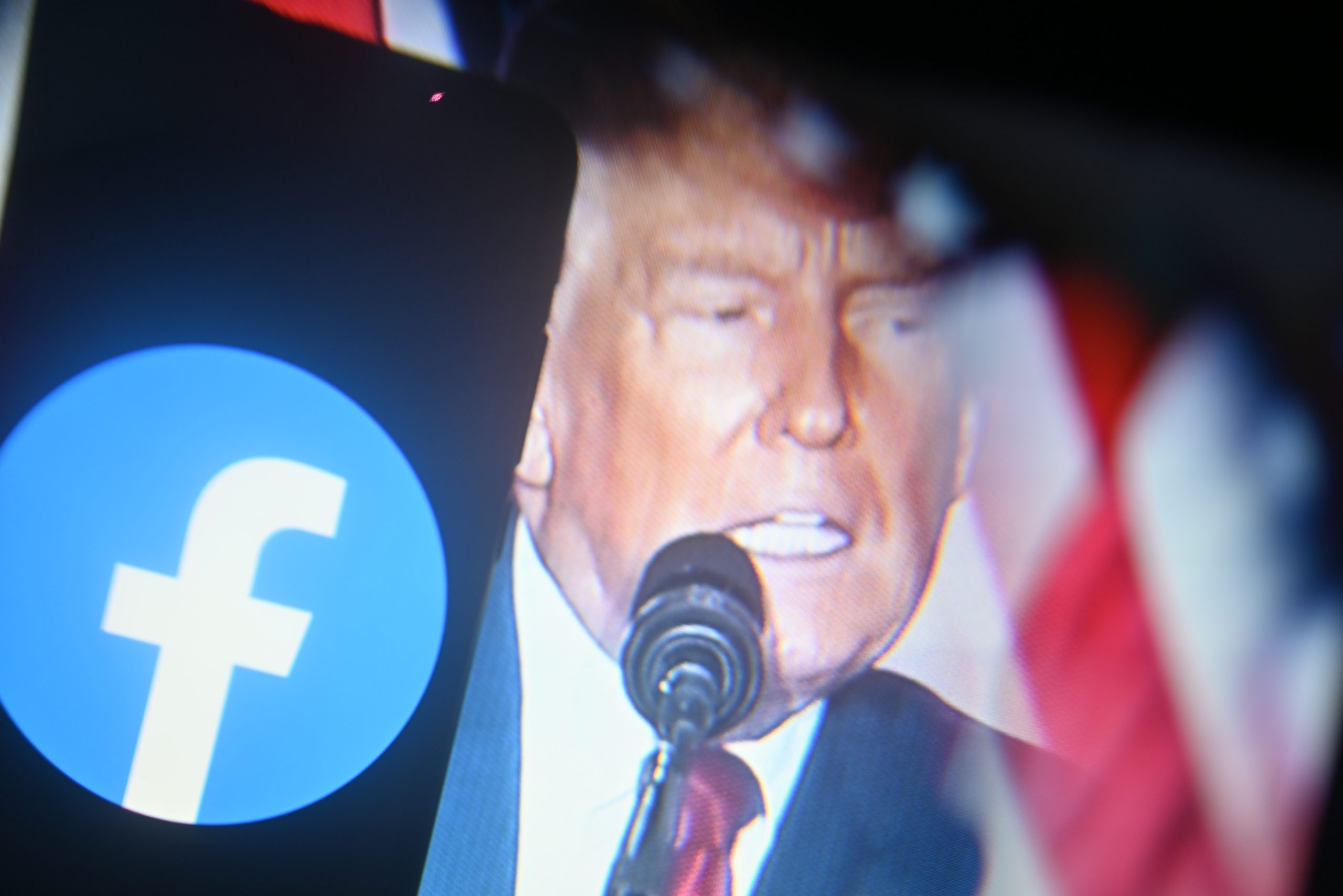 Meta restabilește paginile de Facebook și Instagram ale lui Trump