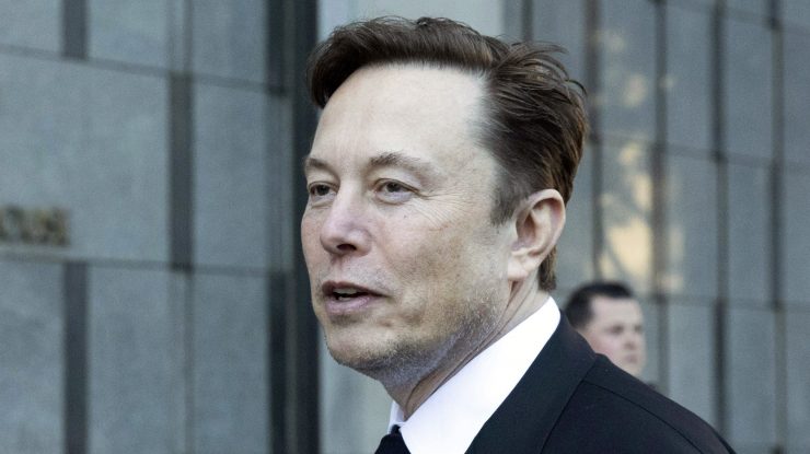 Elon Musk, achitat de vină pentru că ar fi indus în eroare investitorii Tesla prin postări pe Twitter