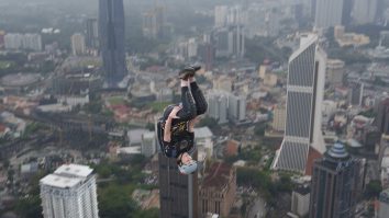 SUA: Un parașutist s-a izbit de o casă după ce parașuta sa nu s-a declanșat. A supraviețuit