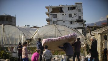 Semiluna Roșie din Turcia, criticată pentru că a vândut corturi după cutremur și nu a donat: „Să vă fie rușine!”