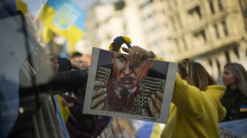 Aproximativ 10.000 de manifestanţi cer, la Berlin, „diplomaţie în loc de livrarea de arme”