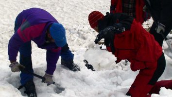 Un alpinist supraviețuiește după ce a fost îngropat timp de 20 de ore de o avalanșă la temperaturi de -15C