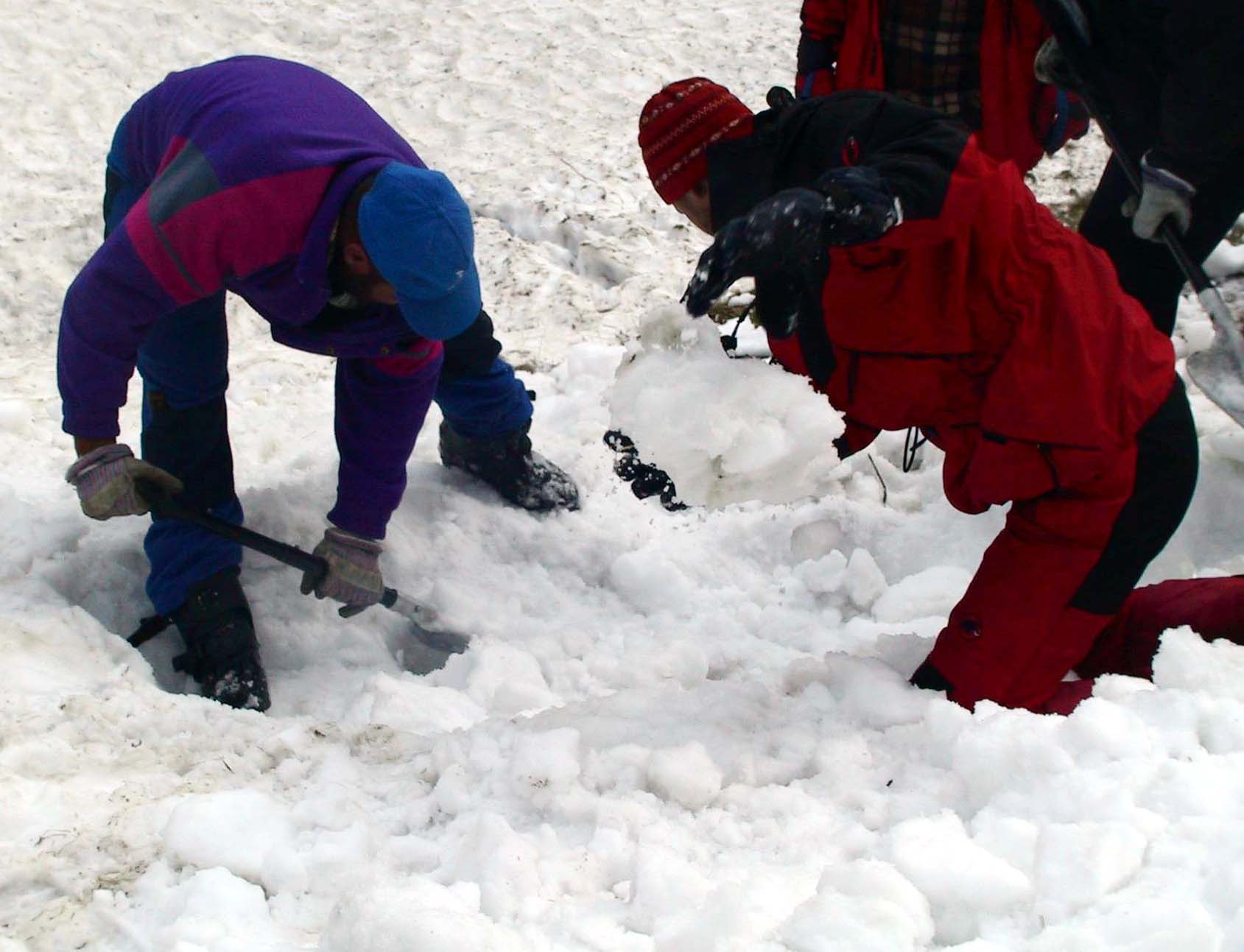 Un alpinist supraviețuiește după ce a fost îngropat timp de 20 de ore de o avalanșă la temperaturi de -15C