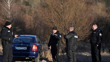 18 migranți au fost găsiți morți într-un camion abandonat lângă Sofia. Se crede că aceștia au murit sufocați