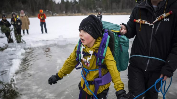 VIDEO. În Suedia, elevii se scufundă în apă înghețată pentru a învăța cum să supraviețuiască