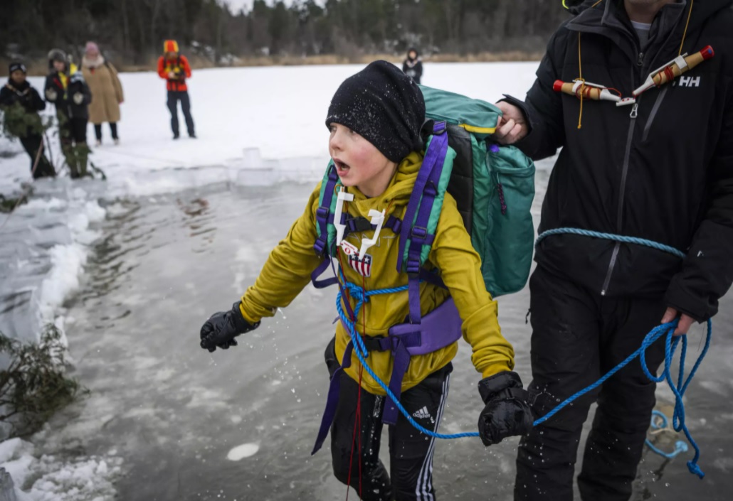 VIDEO. În Suedia, elevii se scufundă în apă înghețată pentru a învăța cum să supraviețuiască