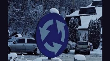 Există un sens giratoriu în care șoferii se pot învârti de maxim trei ori. Unde este