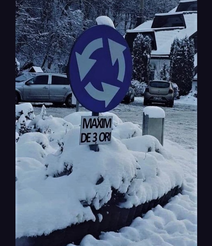 Există un sens giratoriu în care șoferii se pot învârti de maxim trei ori. Unde este