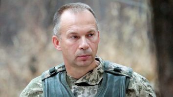 Comandantul forțelor terestre ucrainene vizitează orașul Bahmut pentru a vorbi despre strategie și pentru a le ridica moralul