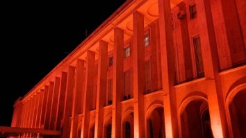 Palatul Victoria, iluminat în portocaliu, de Ziua Mondială de Luptă împotriva Cancerului