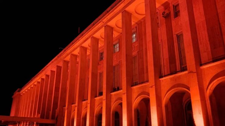 Palatul Victoria, iluminat în portocaliu, de Ziua Mondială de Luptă împotriva Cancerului