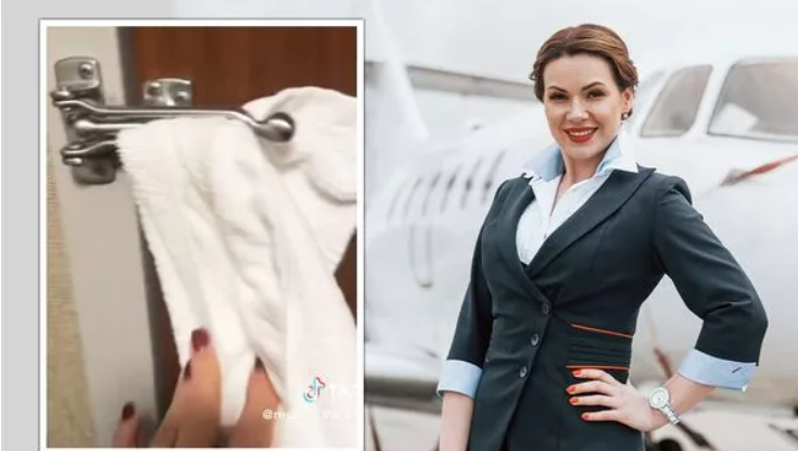 O însoțitoare de bord îi avertizează pe turiști să lase întotdeauna un prosop lângă ușa hotelului. Care e motivul