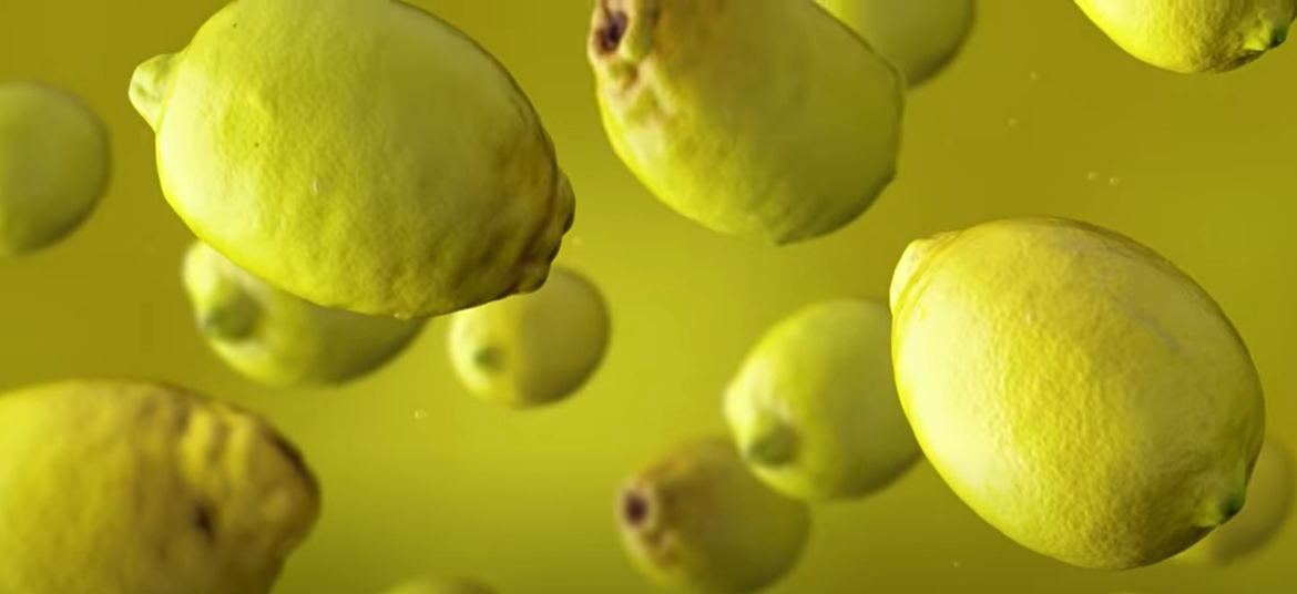 Trucul cu lămâie pentru a îndepărta ușor petele de pe canapeaua din stofă