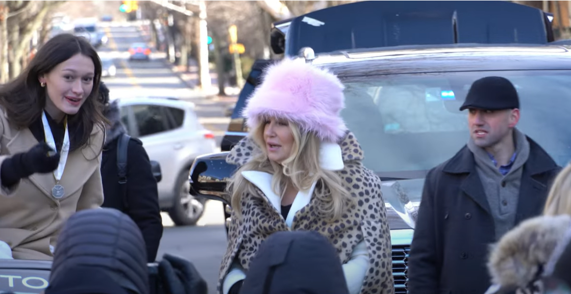 Femeia anului 2023: Jennifer Coolidge primește premiul Pudding Pot