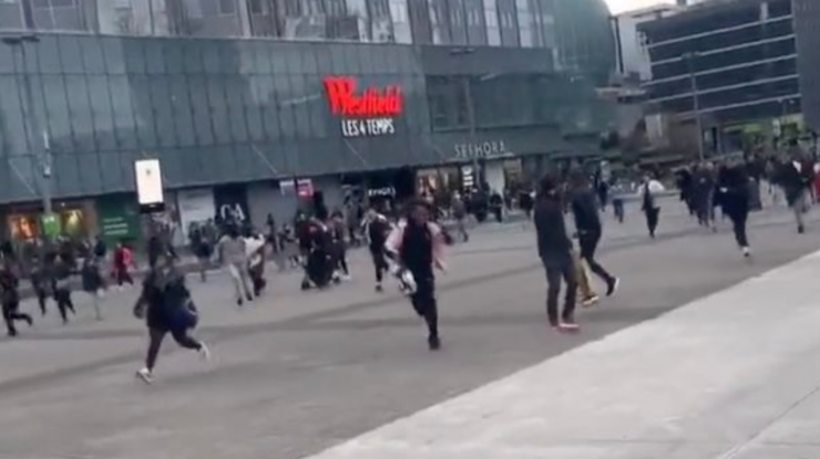 Panică la mall-ul Westfield din Paris, unde un bărbat „a căzut în gol” provocând fuga a zeci de cumpărători